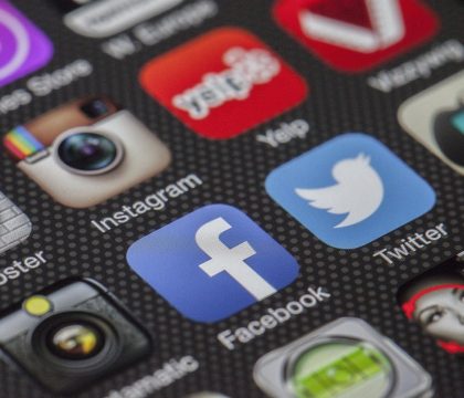 红杏影视 App 播放界面：竖屏全屏播放中，底部进度条与选集按钮半透明浮在画面上