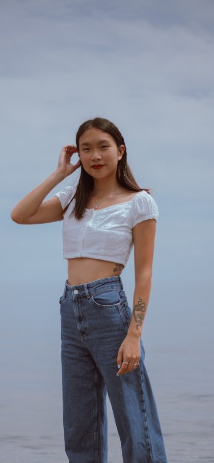 红杏影视 App 标签检索页：顶部搜索框，下方是题材与年代标签，结果按相关度排列